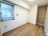 洋室：リビングに面したお部屋で、木目のフローリングが暖かみのある空間となっております。
