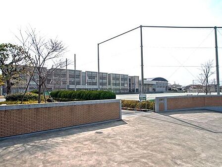 片瀬中学校まで1716m