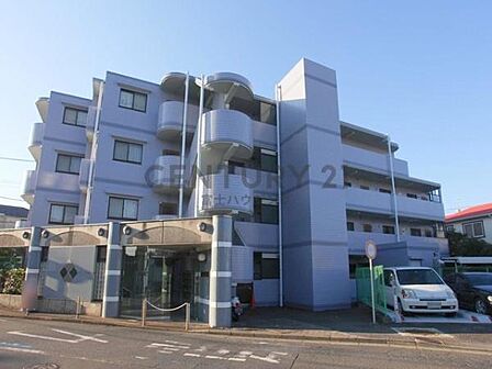 閑静な住宅街に佇む低層マンションです。