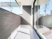 【バルコニー】広々バルコニー。日当たりも良く、洗濯物もよく乾きます。