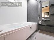 【ユニットバス】浴室暖房乾燥機付きで雨の日が多い梅雨の時期も安心です。また、冬のヒートショック対策としても活躍します。
