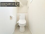 【トイレ】汚れてもサッとひと拭きでお手入れ簡単、エコ仕様の温水洗浄便座付きのトイレです。バリアフリーにも配慮しています。