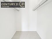 【ウォークインクローゼット】大型収納で片付け安心、生活にゆとりができ、お部屋もスッキリします。
