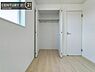 収納：【クローゼット】お部屋ごとに設けた収納は住みやすさへのこだわりです。