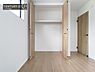 収納：【クローゼット】お部屋ごとに設けた収納は住みやすさへのこだわりです。