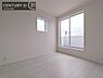 洋室：【洋室】開放的なバルコニーに面したお部屋。採光良好な快適空間です。