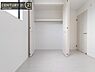 収納：【クローゼット】お部屋ごとに設けた収納は住みやすさへのこだわりです。