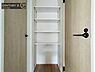 収納：【クローゼット】お部屋ごとに設けた収納は住みやすさへのこだわりです。