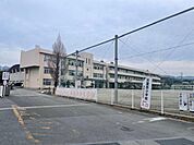 甲斐市立双葉西小学校まで525m