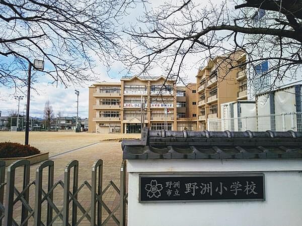 野洲市立野洲小学校まで1557m