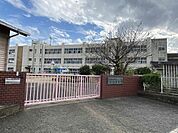 大和高田市立菅原小学校まで974m、坊城駅から徒歩約21分　浮孔駅から徒歩約26分　橿原神宮西口駅から徒歩約29分　校章には白梅が形取られています。
