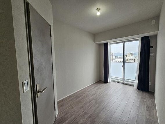 各部屋に窓あり...