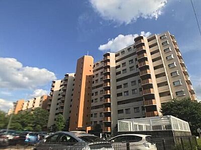 外観：緑に囲まれたゆとりを感じるマンションです♪