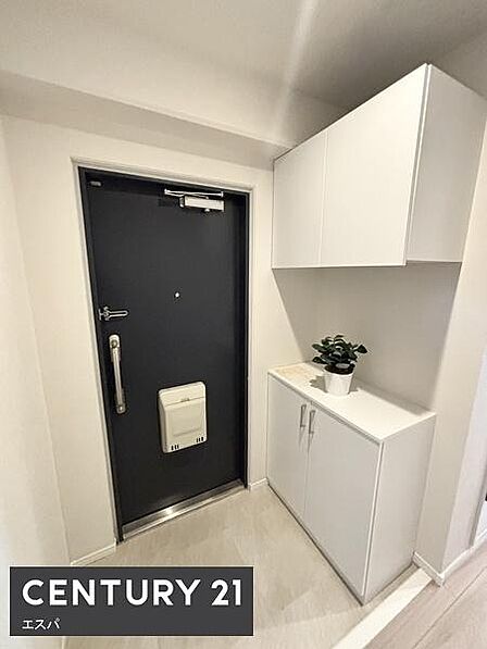 シックなネイビーの玄関ドアに、白を基調とした明るい玄関。新品のシューズボックス付きで、靴が散らからずいつでもすっきり。毎日の「いってきます」と「ただいま」が気持ちよく交わせる空間です。