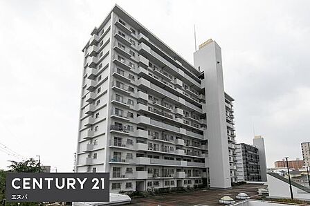 JR片町線「寝屋川公園」駅まで徒歩1分。雨の日の通勤・通学もほとんど濡れずに駅へ向かえる、毎日の暮らしがラクになる立地です。14階建ての5階部分、南向きバルコニーのお部屋です。