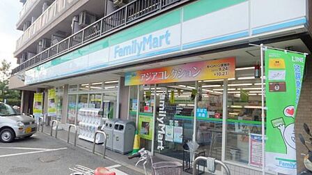 ファミリーマート安治川口駅西店まで635m