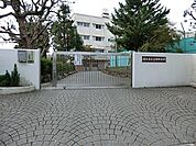横浜市立富岡中学校まで931m
