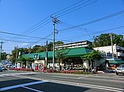 FUJI上中里店まで731m、笹下釜利谷道路の上中里交差点の近くにあるスーパー。駐車場有で夜22時まで営業しています。