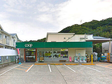 ユーコープ玉縄店まで869m、「玉縄交番」交差点にあるスーパー。夜20時まで営業しています。
