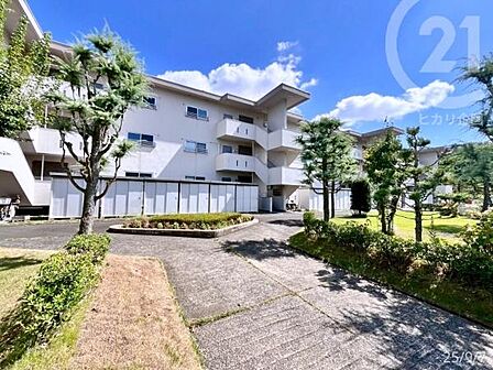 マンション敷地内はゆったりしています。