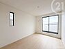 寝室：＜洋室・6.5帖＞バルコニーに面したお部屋。お布団を気軽に干すことができるので、主寝室におすすめです。