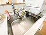 キッチン：使いやすい大きなシンクに洗剤ポケットを装備！洗剤やせっけん、スポンジもすっきり収納できます。
