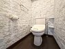 トイレ：おしゃれなアクセントクロスが映えるトイレは、毎日気持ちよく使える上質な空間です。