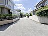 その他：前面道路含む現地写真綺麗に舗装されたすっきりと見通しの良い前面道路が広がっています！道幅にもゆとりがあるためお車の運転がしやすく、周辺は交通量も落ち着いた、のどかで安全な住宅街が保たれています。
