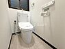 トイレ：ウォシュレット機能付きの快適なトイレを採用。窓付きで自然換気ができ、明るく清潔感のある空間に。毎日使う場所だからこそ、心地よさに配慮した設備です。