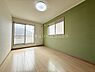 洋室：7.5帖のゆとりある主寝室は、ベッドや家具を置いても広々使える快適な空間。落ち着いた時間を過ごせる、心地よいプライベートルームです。