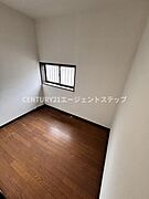 シンプルな内装で収納スペースとして活用しやすいお部屋です。小窓付きで採光も確保されています。すっきりとした空間が印象的です。床材は落ち着いた色合いですので整理整頓もしやすいです。