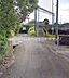 その他：前面道路は見通しの良い直線でアクセスしやすい環境です。周辺には緑が多く自然を感じられます。道幅は車の通行にも十分な広さを確保しています。静かなエリアに位置しており落ち着いた雰囲気があります。