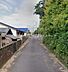 その他：現地までの前面道路は舗装されており緑豊かな植栽が道路沿いに続いています。住宅街の一角にあり落ち着いた雰囲気が感じられます。道幅も確保されており車の通行もしやすい印象です。
