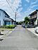 その他：広々とした前面道路が続く現地の様子です。周囲には住宅が並び道路の見通しも良好です。交通量も少なく落ち着いた雰囲気が特徴的です。青空のもとゆとりある街並みが感じられます。