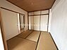 和室：落ち着いた雰囲気の和室です。押し入れ収納が備わっているため室内がすっきり使えます。畳が整った状態で清潔感が印象的です。障子やふすまも手入れが行き届いており快適に利用できます。
