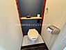 トイレ：落ち着いた色合いの壁面が特徴的なトイレです。コンパクトにまとめられているため空間を有効に使うことができます。棚が設けられており小物の配置にも便利です。手洗い器も設置されています。