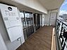 バルコニー：広々としたバルコニーは複数の窓から出入りできる明るい空間です。床材のデザインが印象的で開放的な景色が広がります。ガラス手すりが空間をより広く演出し使いやすさも感じられます。