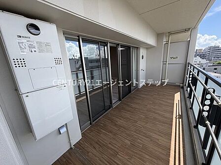 広々としたバルコニーは複数の窓から出入りできる明るい空間です。床材のデザインが印象的で開放的な景色が広がります。ガラス手すりが空間をより広く演出し使いやすさも感じられます。