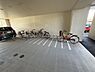 その他：屋根付きの駐輪スペースがあるので天候に左右されず自転車の保管ができます。明るい空間で自転車の出し入れがしやすいです。駐車場の一角に整然とした区画が確保されています。安心して利用できる環境です。