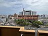 その他：開放感のある現地からの眺望です。街並みや遠くの建物まで一望できるロケーションが特徴です。バルコニー越しに広がる景色が心地良い雰囲気を演出します。周辺の道路や施設の様子も一目で分かる眺望です。