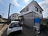その他：落ち着いた住宅街に位置した物件の現地写真です。前面道路は幅にゆとりがあり車の出入りもスムーズに行えます。駐車スペースが確保されており生活シーンに配慮された設計となっています。