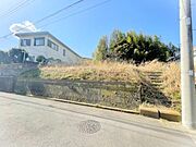 前面道路から。