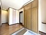 玄関：南西角地にて陽当り良好♪