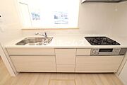 キッチンは使いやすいシステムキッチンです。浄水器一体型の水栓も標準装備しています。