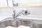 蛇口の先端に浄水器を内蔵。場所をとらない画期的な浄水器です。また、浄水器ごとホースを引き出せます。カートリッジ交換も簡単。