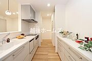 【同社施工例】キッチンは使いやすいシステムキッチンです。浄水器一体型の水栓や食洗機が標準装備しています。