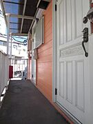 屋根が嬉しい共用廊下