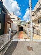 【駐車場】2台駐車可能（車種制限有）※ＡＩを使用し編集した画像です。細部設備については一部描写が不足している箇所がございますので、あらかじめご了承ください。