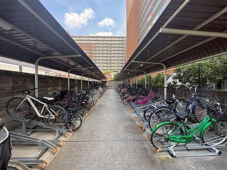 【駐輪場】マンション敷地内にある自転車置き場です。