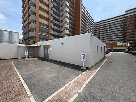 【ゴミ置き場】マンション敷地内にあるゴミ捨て場です。